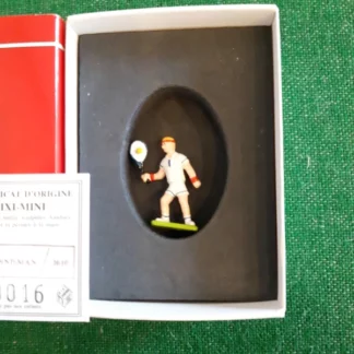 Figurine Le Tennisman -en métal, sculptée, fondue, ébarbée et peinte à la main. Vendue dans sa boite d'origine avec certificat d'authenticité , Hauteur 3 cm - Pixi-folies