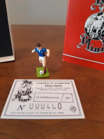 Pixi- mini Le Footballeur - Figurine en métal, sculptée, fondue, ébarbée et peinte à la main  - Vendue dans sa boite d'origine avec certificat - Hauteur 3 cm - Pixi-Folies - – Image 3