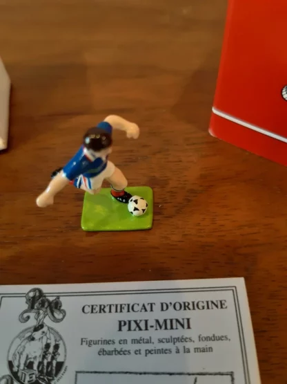 Pixi- mini Le Footballeur - Figurine en métal, sculptée, fondue, ébarbée et peinte à la main  - Vendue dans sa boite d'origine avec certificat - Hauteur 3 cm - Pixi-Folies - – Image 4
