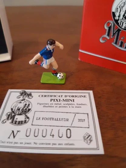 Pixi- mini Le Footballeur - Figurine en métal, sculptée, fondue, ébarbée et peinte à la main  - Vendue dans sa boite d'origine avec certificat - Hauteur 3 cm - Pixi-Folies - – Image 5