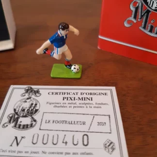 Pixi- mini Le Footballeur - Figurine en métal, sculptée, fondue, ébarbée et peinte à la main  - Vendue dans sa boite d'origine avec certificat - Hauteur 3 cm - Pixi-Folies -