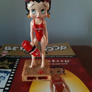 Figurine Betty Boop "Maître nageuse" en résine sur socle avec fascicule éditée par M6