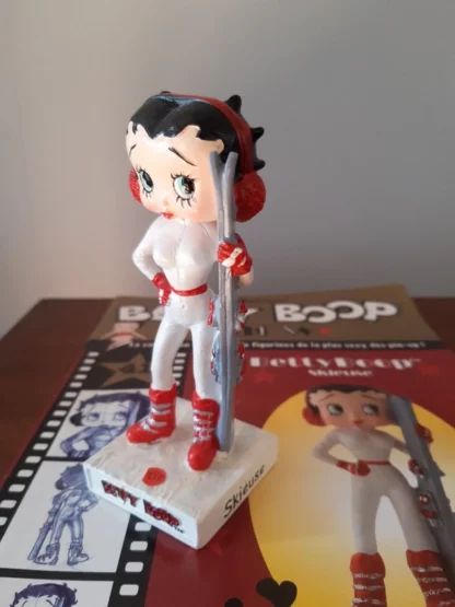 Figurine Betty Boop en résine sur socle " Betty Boop Skieuse" édité par M6 – Image 2