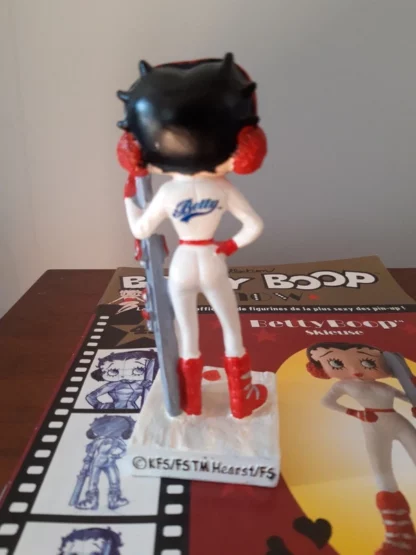 Figurine Betty Boop en résine sur socle " Betty Boop Skieuse" édité par M6 – Image 3