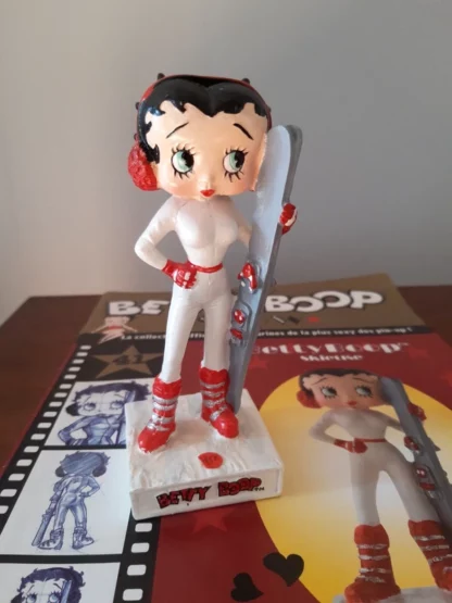 Figurine Betty Boop en résine sur socle " Betty Boop Skieuse" édité par M6