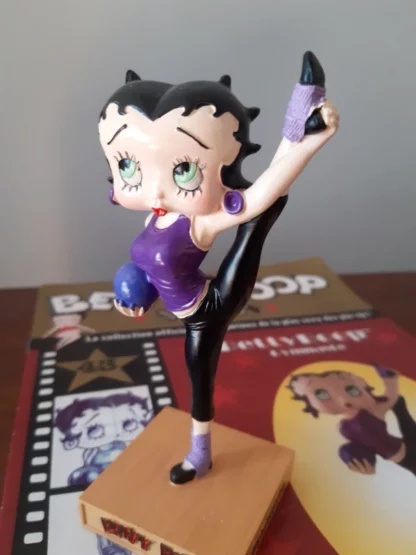 Figurine Betty Boop "Gymnaste" en résine sur socle avec fascicule Hauteur 15 cm éditée par M6