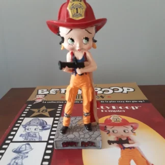 Figurine Betty Boop en résine sur socle "BettyBoop Pompier éditée par M6 vendue avec son fascicule