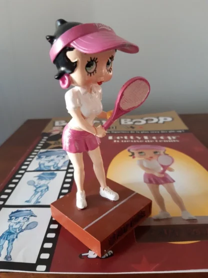 Figurine Betty Boop sur socle en résine "Joueuse de Tennis" éditée par M6 – Image 2