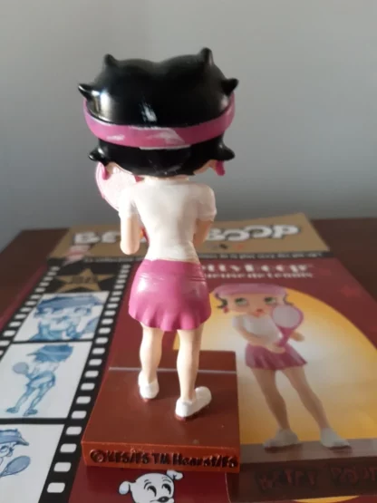 Figurine Betty Boop sur socle en résine "Joueuse de Tennis" éditée par M6 – Image 3