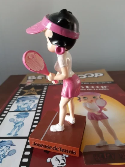Figurine Betty Boop sur socle en résine "Joueuse de Tennis" éditée par M6 – Image 4