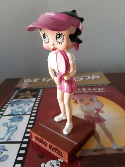 Figurine Betty Boop sur socle en résine "Joueuse de Tennis" éditée par M6 – Image 5