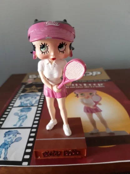 Figurine Betty Boop sur socle en résine "Joueuse de Tennis" éditée par M6